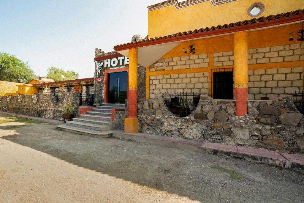 Fachada de piedra del hotel